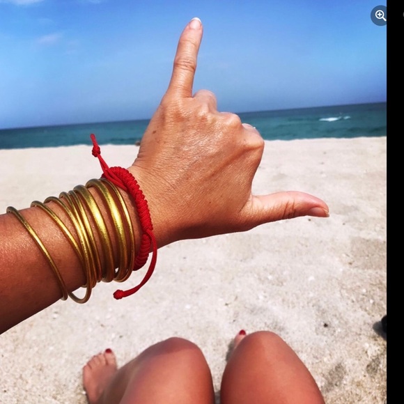 ✨⭐️Gold bangles ⭐️ ~ set of 6 size SM ~ NWOT - Picture 1 of 16